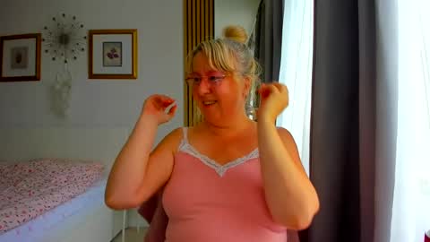 Snapshot of blonde_angel20 chatting on July 8, 2026, 4:06 am Nicole online show from July 8, 2026, 4:06 am