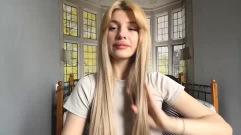 Evelina online show from November 16, 2025, 7:25 am