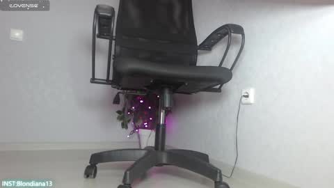 Snapshot of blondiana chatting on December 24, 2024, 12:44 pm Im Di. I smell naked even when Im dressed. online show from December 24, 2024, 12:44 pm