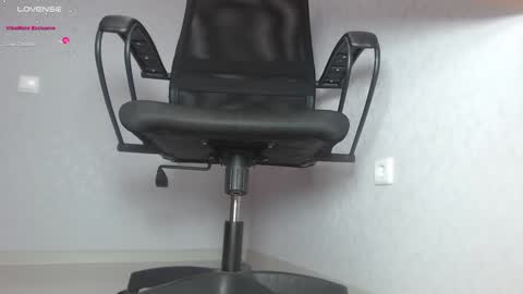 Snapshot of blondiana chatting on February 5, 2025, 1:00 pm Im Di. I smell naked even when Im dressed. online show from February 5, 2025, 1:00 pm