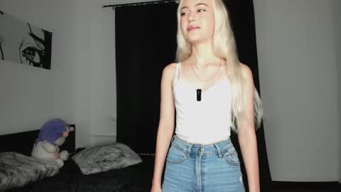 Snapshot of blondiebubble chatting on December 3, 2025, 10:46 am blondiebubble online show from December 3, 2025, 10:46 am