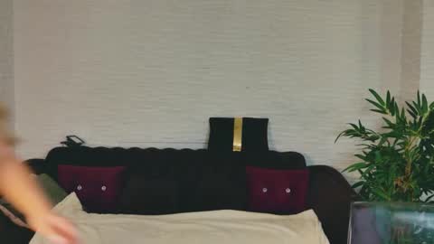 Kiki online show from April 18, 2026, 8:09 pm