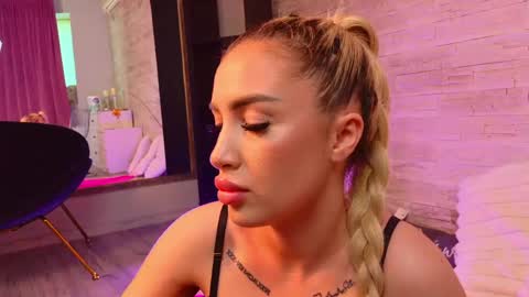 Kiki online show from May 28, 2026, 4:43 am