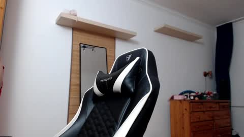 Snapshot of blondyelena chatting on February 7, 2025, 4:35 pm blondyelena online show from February 7, 2025, 4:35 pm