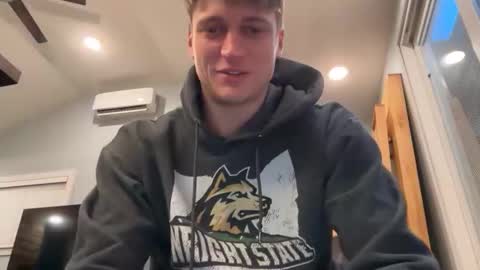 Snapshot of blue_eyed_beau chatting on February 25, 2026, 4:33 am Beau online show from February 25, 2026, 4:33 am