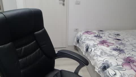 Snapshot of blue_eyes96 chatting on November 18, 2025, 5:17 pm Juliet online show from November 18, 2025, 5:17 pm