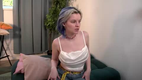 Snapshot of bluebeell chatting on July 4, 2026, 1:17 pm bluebeell online show from July 4, 2026, 1:17 pm