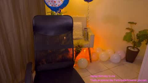 Snapshot of blueflora chatting on April 10, 2026, 11:04 am FLORAA online show from April 10, 2026, 11:04 am