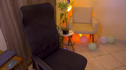 Snapshot of blueflora chatting on April 20, 2026, 7:37 pm FLORAA online show from April 20, 2026, 7:37 pm