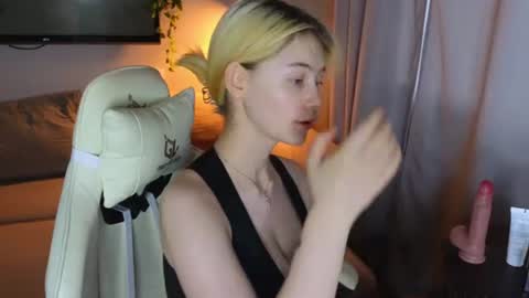 Alice and David online show from July 28, 2026, 11:04 pm