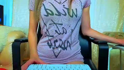 Snapshot of bom_mia_bom chatting on May 24, 2026, 3:11 am Mia online show from May 24, 2026, 3:11 am