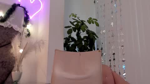 Snapshot of bonniecute_ chatting on December 11, 2024, 2:44 pm online show from December 11, 2024, 2:44 pm