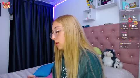 Soffy Brooks Independent model online show from November 20, 2025, 5:40 am