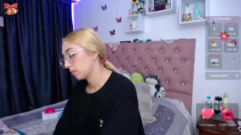 Soffy Brooks Independent model online show from January 16, 2026, 4:49 am