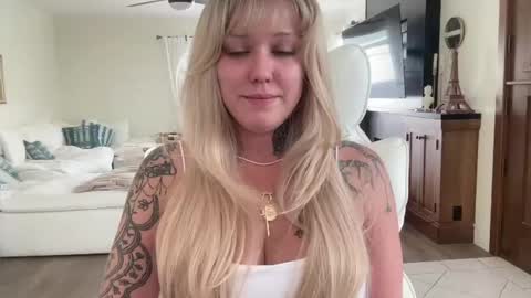 Snapshot of boobznbeer chatting on May 17, 2026, 11:01 pm Miley online show from May 17, 2026, 11:01 pm