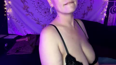 BossMom online show from February 3, 2025, 1:30 am