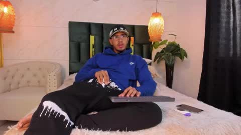 Snapshot of brand_collins chatting on November 17, 2025, 12:33 pm Brand online show from November 17, 2025, 12:33 pm