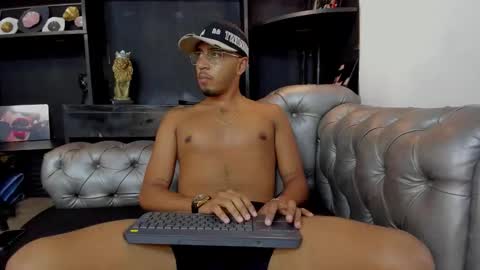 Snapshot of brand_collins chatting on December 2, 2025, 8:37 pm Brand online show from December 2, 2025, 8:37 pm