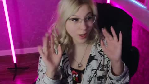 Snapshot of brandy__stars chatting on January 1, 2025, 6:26 am Belle online show from January 1, 2025, 6:26 am