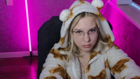 Snapshot of brandy__stars chatting on January 4, 2025, 6:19 am Belle online show from January 4, 2025, 6:19 am