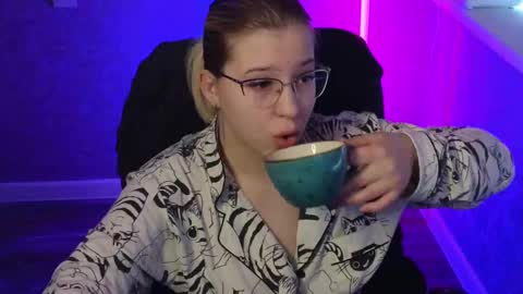 Snapshot of brandy__stars chatting on March 2, 2025, 5:01 am Belle online show from March 2, 2025, 5:01 am