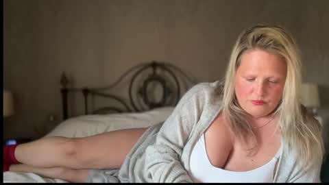 British Bella online show from April 19, 2026, 6:07 pm