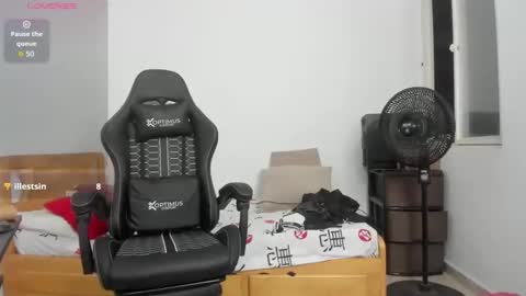 Snapshot of britney_beg1 chatting on October 24, 2025, 4:42 am Britney online show from October 24, 2025, 4:42 am