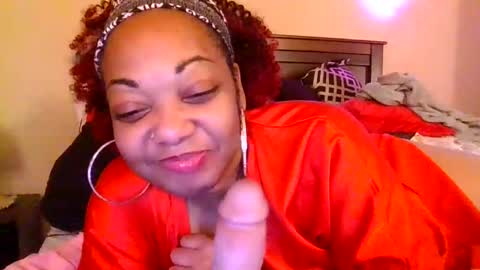 Snapshot of brownroundrenee chatting on February 14, 2025, 5:25 pm brownroundrenee online show from February 14, 2025, 5:25 pm