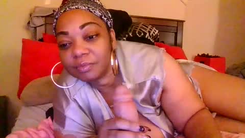 Snapshot of brownroundrenee chatting on February 17, 2025, 11:02 am brownroundrenee online show from February 17, 2025, 11:02 am