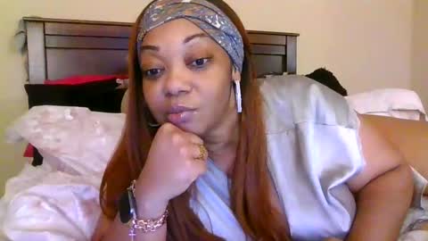 Snapshot of brownroundrenee chatting on October 9, 2025, 10:13 am brownroundrenee online show from October 9, 2025, 10:13 am