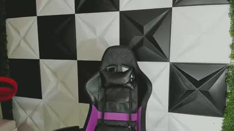 bull_cam online show from October 6, 2025, 7:33 pm