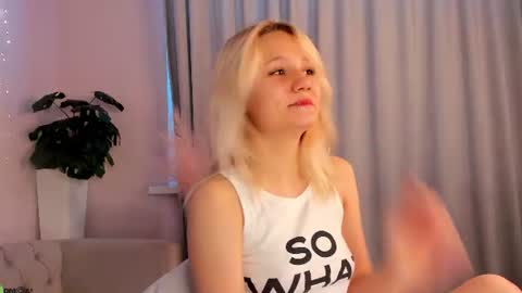 Snapshot of bunny_elsy chatting on July 22, 2026, 11:24 am Elsy online show from July 22, 2026, 11:24 am