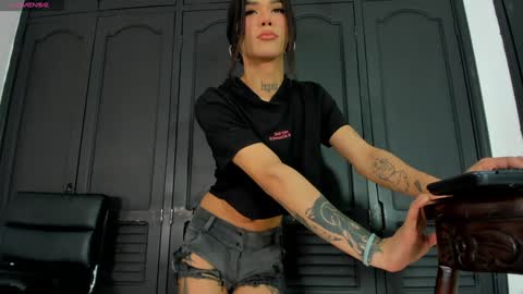 Snapshot of bunnyhots chatting on December 9, 2024, 6:01 am Angela Santini online show from December 9, 2024, 6:01 am