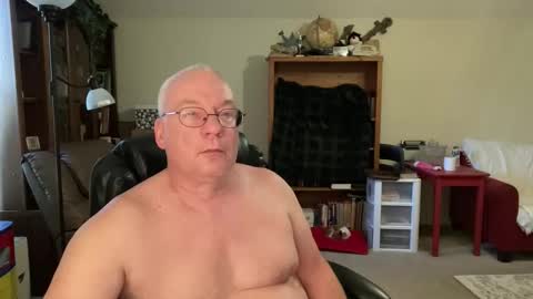 bustyballs100 online show from December 5, 2025, 8:38 pm