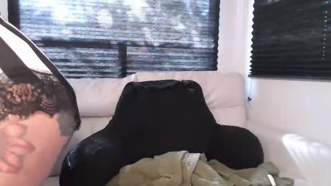 butterfly booty online show from September 24, 2025, 2:53 pm