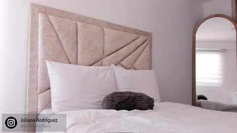    online show from September 18, 2025, 8:22 pm