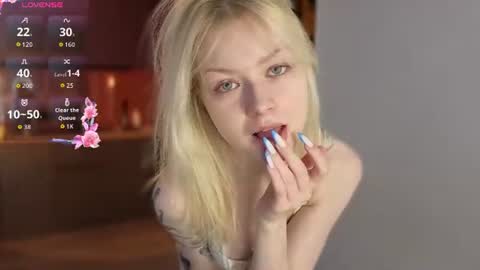 Snapshot of callista_a chatting on June 16, 2026, 2:36 am Robin online show from June 16, 2026, 2:36 am