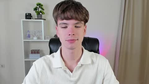 Snapshot of calvin_loves_you chatting on December 1, 2024, 7:03 pm Hey I am Calvin  online show from December 1, 2024, 7:03 pm