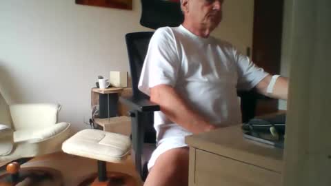 camcologne online show from November 19, 2025, 11:10 am