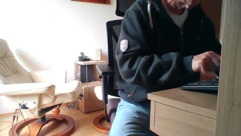 camcologne online show from March 25, 2026, 9:04 am