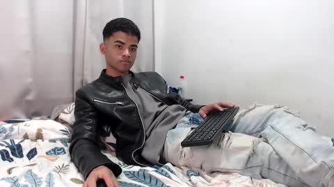 camillo_beischel_ online show from December 16, 2025, 8:03 pm