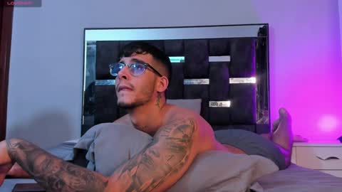   INDEPENDENT MODEL online show from March 5, 2025, 9:59 pm