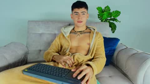 Snapshot of camilo_xcam chatting on October 8, 2025, 8:06 pm CAMILO online show from October 8, 2025, 8:06 pm