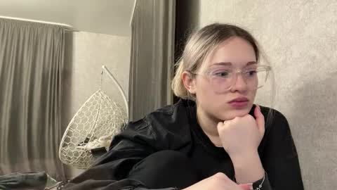 candelariahile online show from February 17, 2026, 2:24 pm