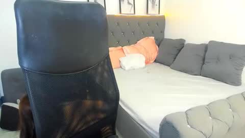 candiceferragamo online show from February 12, 2026, 3:18 pm