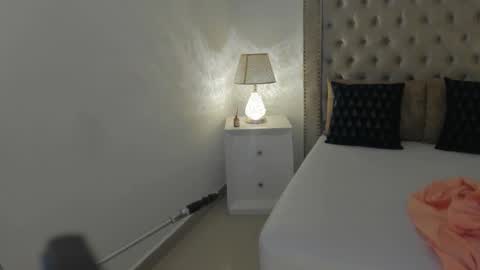 Candie  online show from November 22, 2025, 12:37 pm