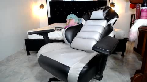 candy online show from February 13, 2025, 9:41 am