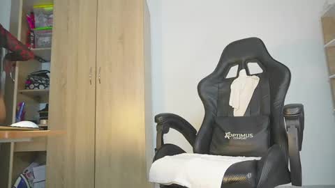 Nickol online show from April 19, 2026, 8:33 pm