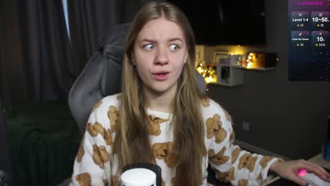 Snapshot of candy_meggie chatting on December 24, 2024, 9:17 am Megan online show from December 24, 2024, 9:17 am