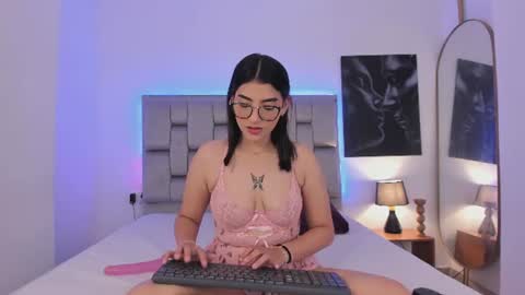 Snapshot of candy_tyna chatting on June 26, 2026, 4:33 pm candy_tyna online show from June 26, 2026, 4:33 pm